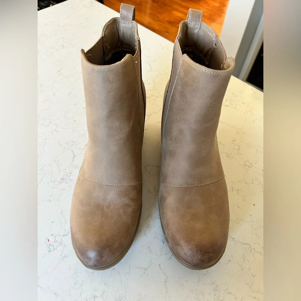 Women's Wedge Tan Ankle Chelsea Boots - Picture 2 of 13